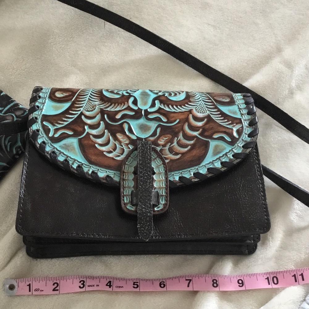 Patricia Nash Brown crossbody
With free matching zippered pouch